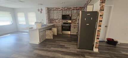 1174 Victoria Ave in Port Charlotte, FL - Building Photo - Building Photo