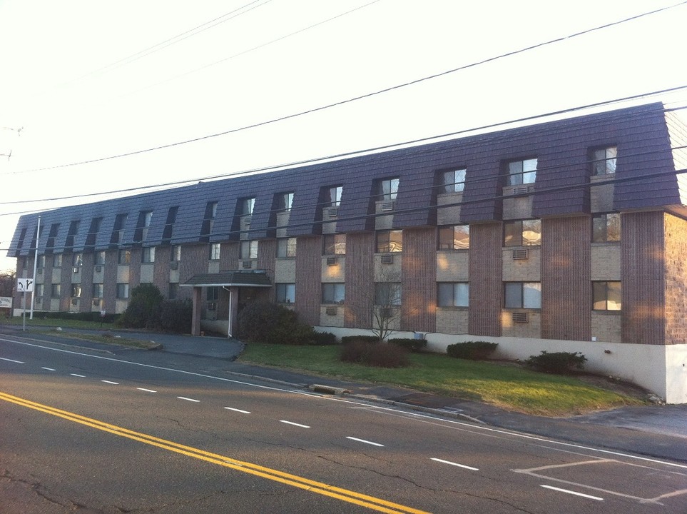 Cheshire Crossing Apartments in Waterbury, CT - Building Photo