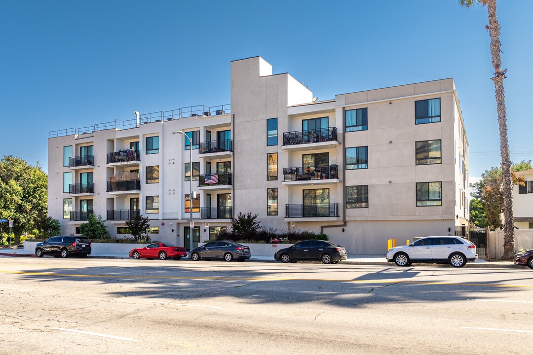 4818 Sepulveda Blvd in Sherman Oaks, CA - Building Photo
