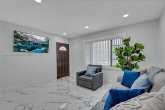895 W 39th Pl in Hialeah, FL - Building Photo - Building Photo