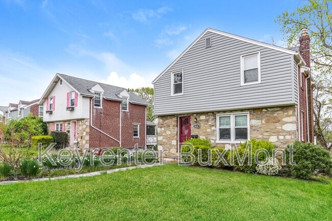 2032 Jenkintown Rd in Glenside, PA - Building Photo - Building Photo