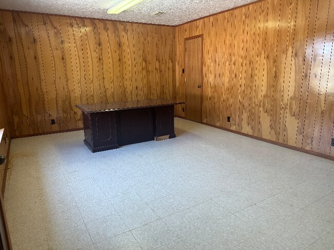 125 W Monroe St in Kountze, TX - Building Photo - Building Photo