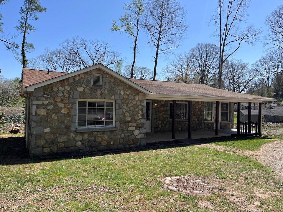 226 Sweetpea Ln in Hendersonville, NC - Building Photo