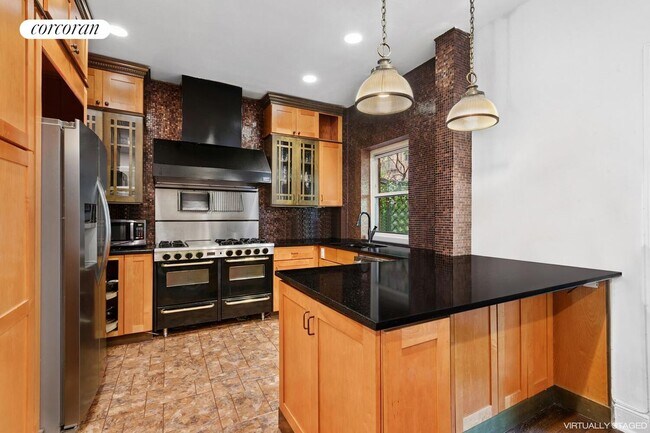 326 W 19th St in New York, NY - Building Photo - Building Photo