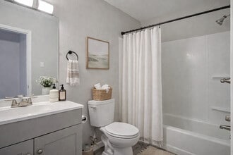 Point Place Apartments in Toledo, OH - Foto de edificio - Building Photo