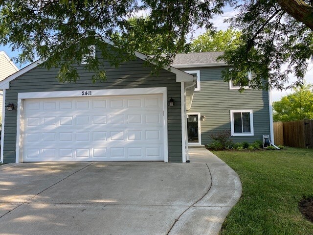 2411 Red Bud Ln in Aurora, IL - Building Photo