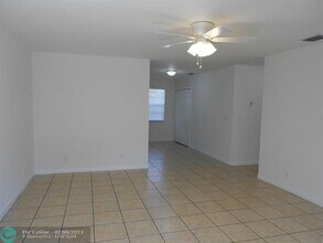 925 W 36th St-Unit -2 in West Palm Beach, FL - Foto de edificio - Building Photo