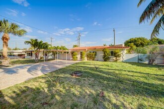 917 NE 164th St in North Miami Beach, FL - Building Photo - Building Photo