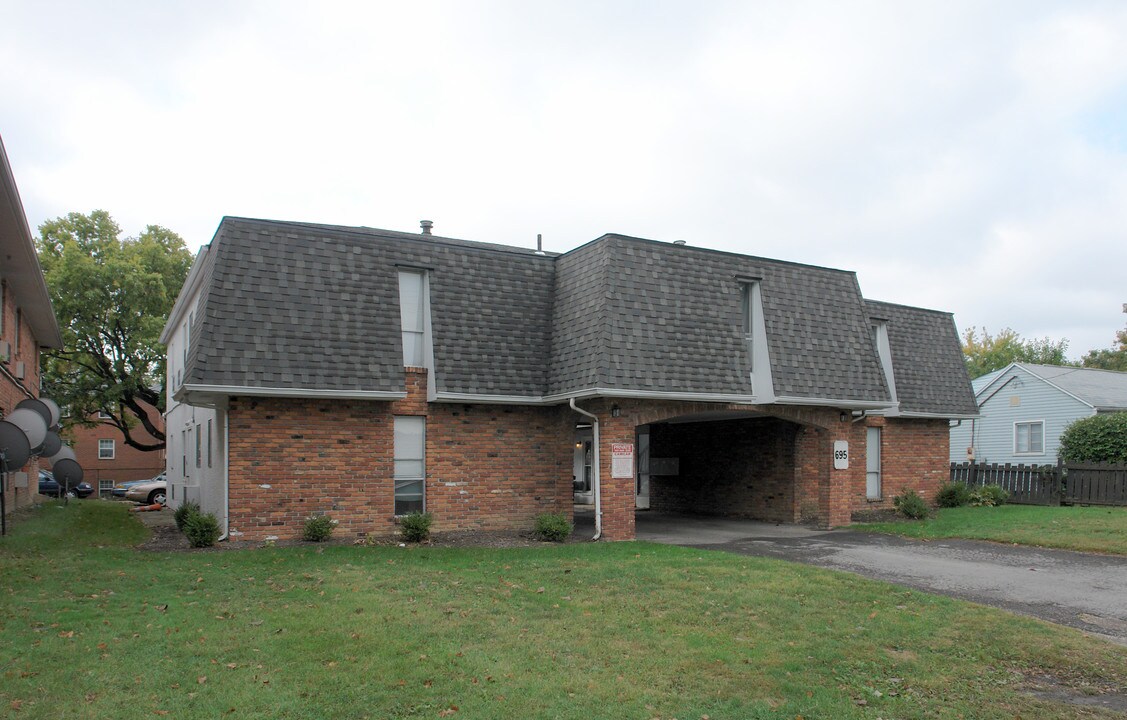 695 Riverview Dr in Columbus, OH - Building Photo