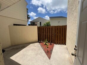 631 Executive Center Dr in West Palm Beach, FL - Building Photo - Building Photo