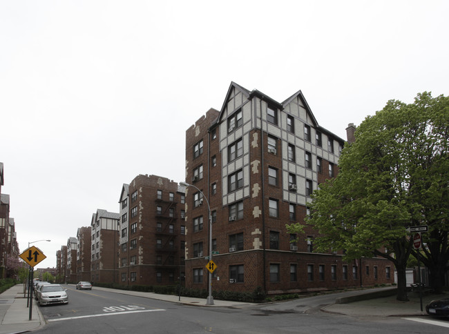 Chatwick Gardens in Forest Hills, NY - Building Photo - Building Photo