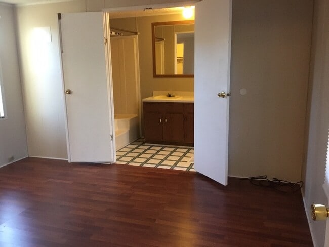 1099 Jordan Rd in Lyman, SC - Foto de edificio - Building Photo