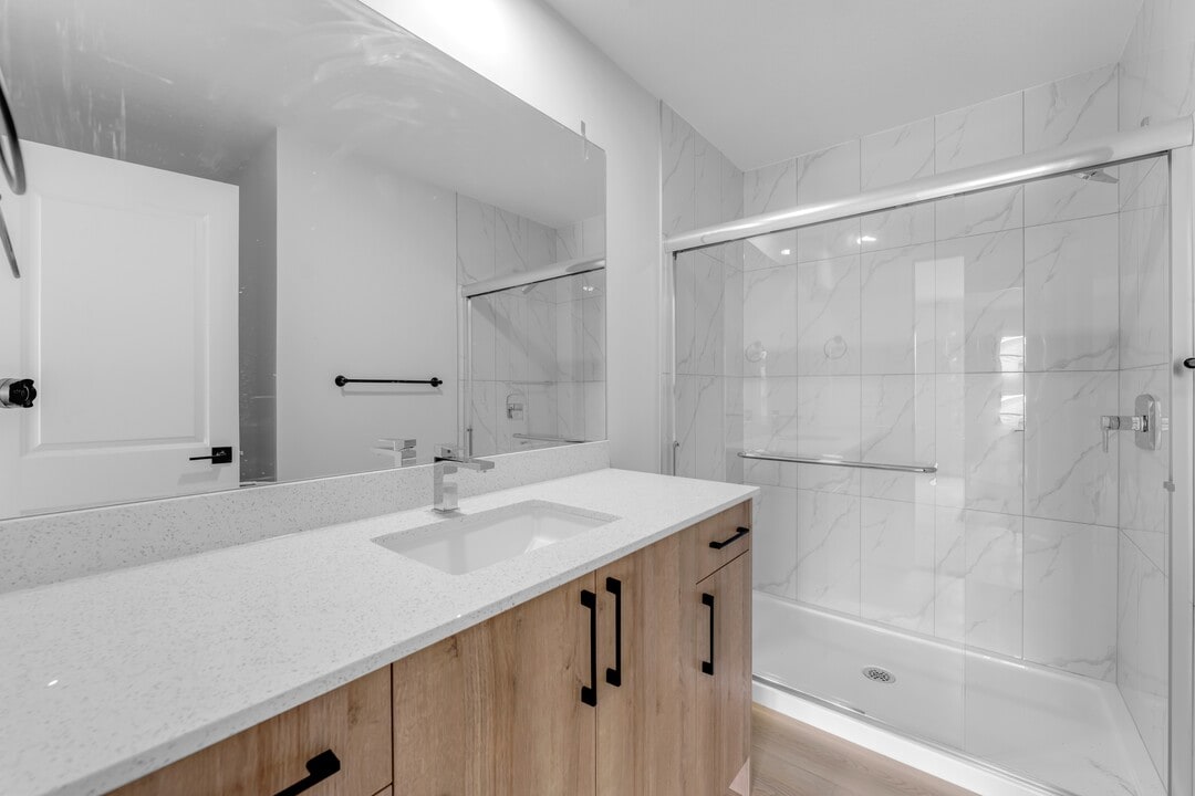 6381 King Wynd SW in Edmonton, AB - Building Photo