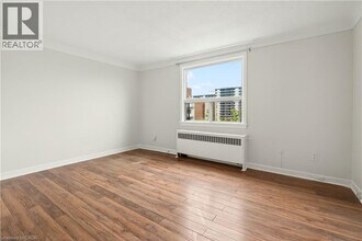 118 St Joseph's Dr in Hamilton, ON - Building Photo - Building Photo