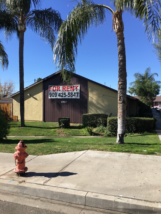 6980 Victoria Ave, Unit F in Highland, CA - Foto de edificio