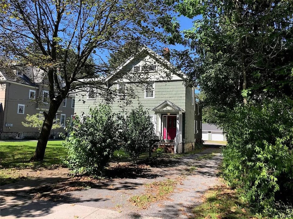 9 Elizabeth St, Unit 1 in Auburn, NY - Building Photo