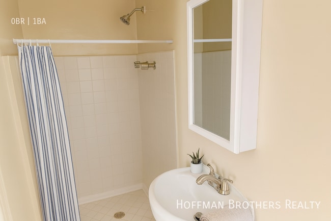 246 S Kenmore Ave, Unit 202 in Los Angeles, CA - Building Photo - Building Photo