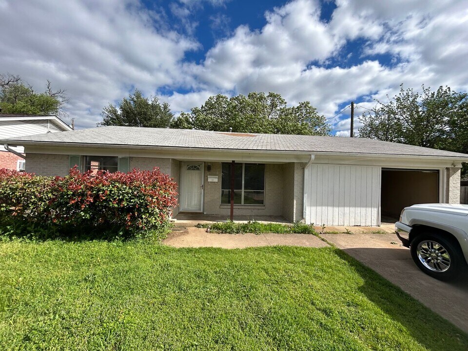 2750 Ridgewood St in Irving, TX - Building Photo