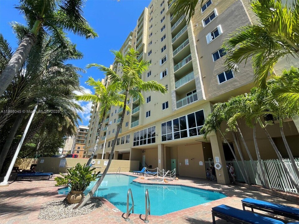 3500 Coral Wy in Miami, FL - Building Photo