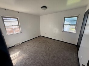 10761 Barrington Blvd in Parma Heights, OH - Foto de edificio - Building Photo