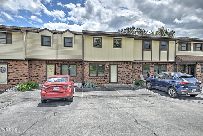 225 Oakcrest Cir in Bristol, VA - Building Photo - Building Photo