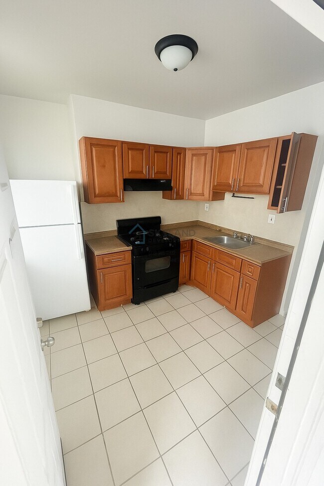 6020 Upland St in Philadelphia, PA - Building Photo - Building Photo