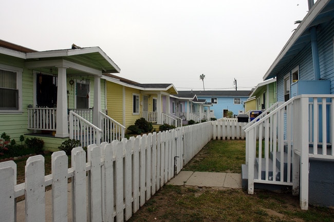1016 La Brea Dr in Inglewood, CA - Foto de edificio - Building Photo