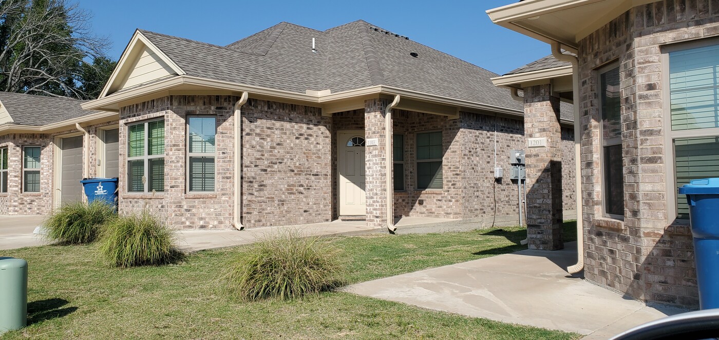 525 E Spring Valley Rd in Hewitt, TX - Building Photo