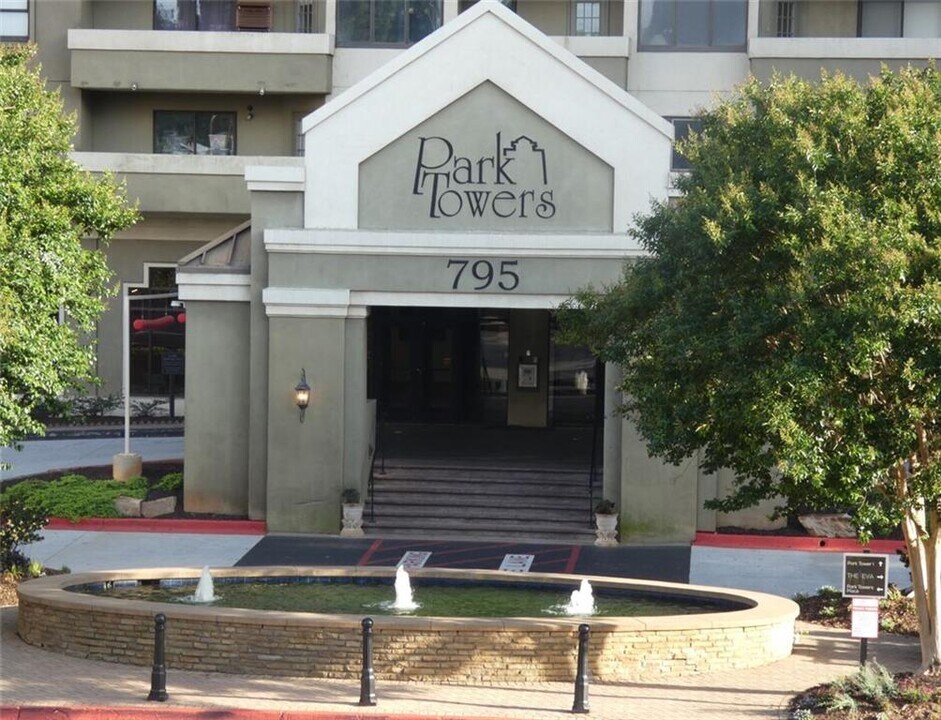 795 Hammond Dr in Atlanta, GA - Building Photo