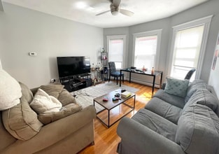 12 Berwick Rd, Unit 1 in Medford, MA - Foto de edificio - Building Photo