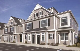 121 Sutton Ct in Mount Sinai, NY - Building Photo