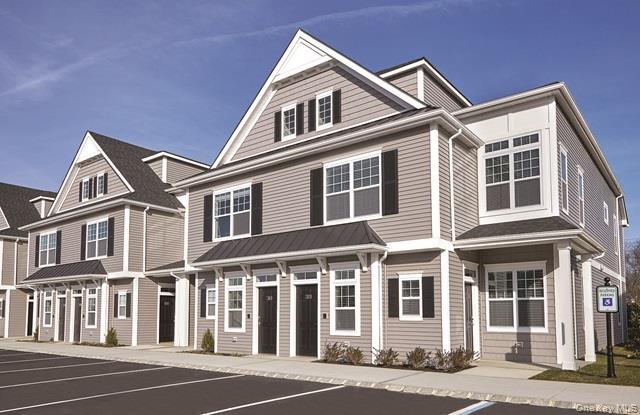 121 Sutton Ct in Mount Sinai, NY - Building Photo