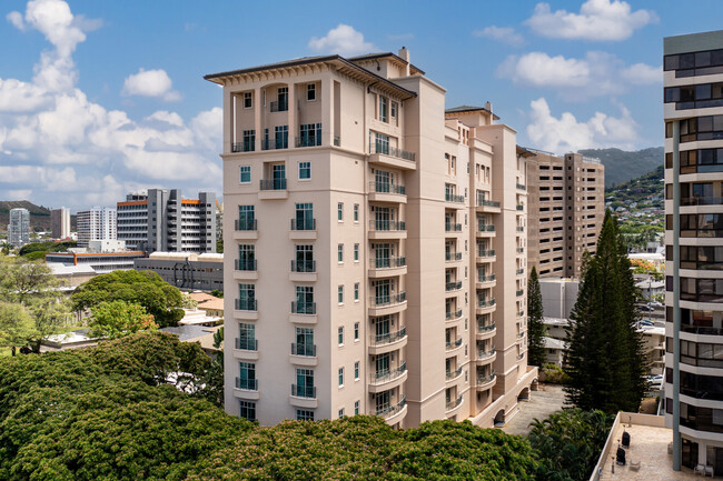 The Courtyards at Punahou in Honolulu, HI - Building Photo - Building Photo