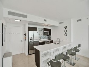 90 SW 3rd St, Unit 2809 in Miami, FL - Building Photo - Building Photo