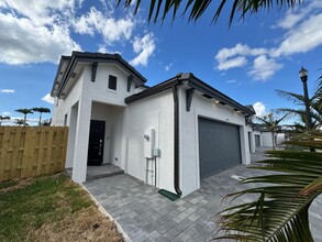 4997 Peacock Way in Davie, FL - Building Photo - Building Photo