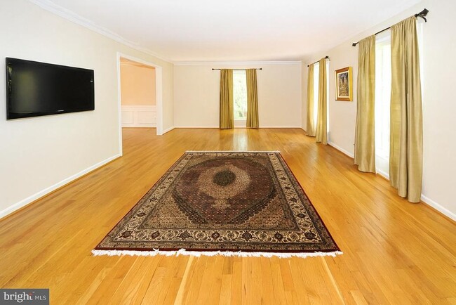 9308 Winterset Dr in Potomac, MD - Foto de edificio - Building Photo