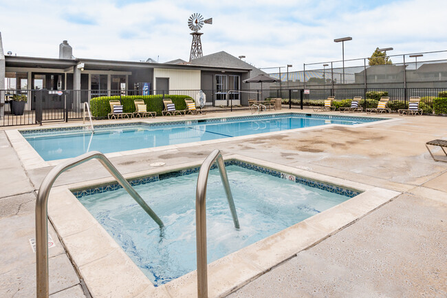 Windmill Apartments in Westminster, CA - Foto de edificio - Building Photo