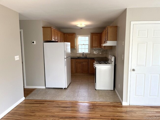 56 Linwood Rd N in Port Washington, NY - Building Photo - Building Photo
