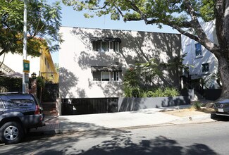1115 N Flores St in West Hollywood, CA - Foto de edificio - Building Photo