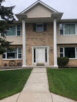 402 Manchester Ln, Unit 406 in Hartland, WI - Building Photo