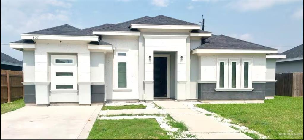 807 Lark St in Alamo, TX - Building Photo