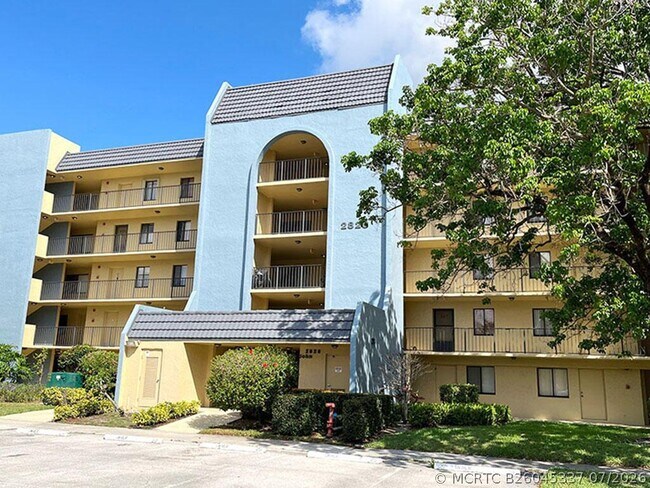 2828 Tennis Club Dr