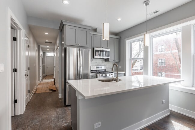 3136 N Oakley Ave, Unit 3 in Chicago, IL - Foto de edificio - Building Photo