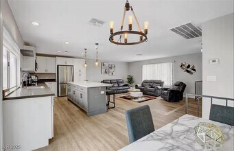 889 Monika Way in Las Vegas, NV - Foto de edificio - Building Photo