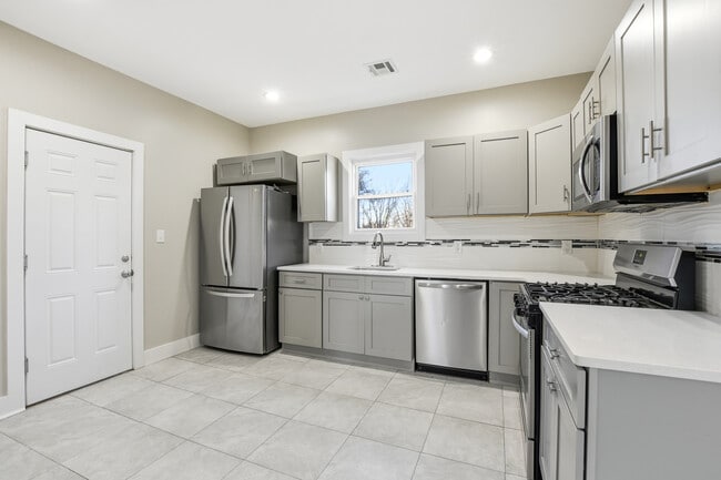 53 Oak Ave, Unit 2 in Irvington, NJ - Foto de edificio - Building Photo