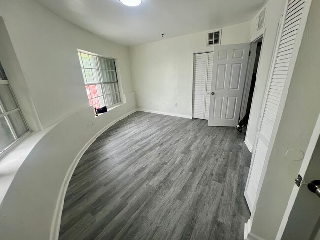 1630 NW 35th St, Unit 1 in Miami, FL - Building Photo - Building Photo