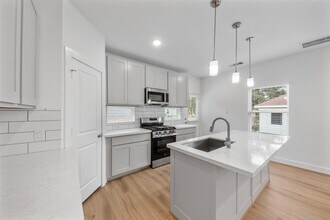 1220 E 33rd St in Houston, TX - Foto de edificio - Building Photo