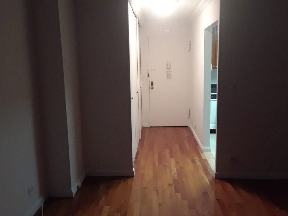 330e E 46th St in New York, NY - Building Photo