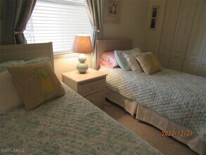 8076 Queen Palm Ln in Ft. Myers, FL - Foto de edificio - Building Photo