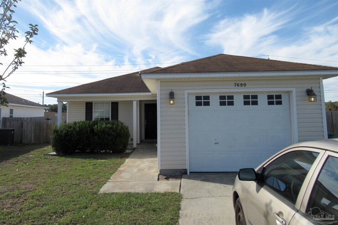 7680 Chablis Cir in Gulf Breeze, FL - Foto de edificio
